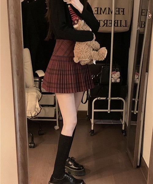 gossip!ロサンゼルス(ゴシップロサンゼルス)の「チェック柄 ハイウエストプリーツミニスカート 体型カバー 脚長効果 レディース 秋冬 プリーツスカート(スカート・レディース・レッド/ブラウン/ブラック/チャコールグレー・M)」の6枚目の写真