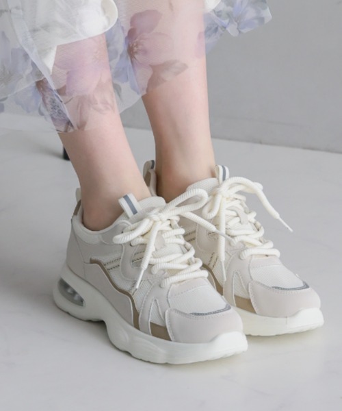 VIVIAN(ヴィヴィアン)の「エアー底レースアップスニーカー(スニーカー・レディース・ベージュ/ブラック・25/24/23)」の1枚目の写真