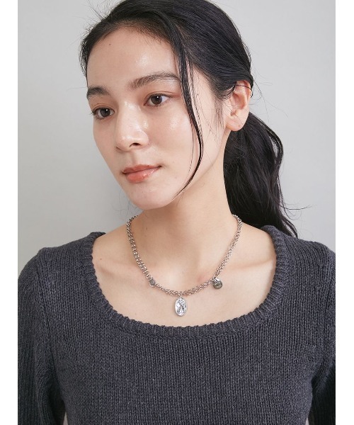 Mila Owen（ミラオーウェン）の「モチーフチャームチェーンネックレス（ネックレス・レディース・シルバー/ゴールド・F）」の3枚目の写真