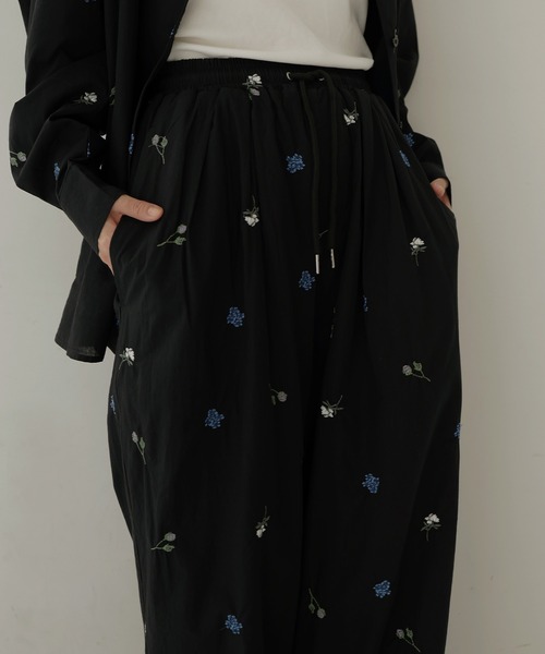 hellam（へラム）の「配色刺繍イージーパンツ（その他パンツ・レディース・ブラック/ホワイト・FREE）」の5枚目の写真