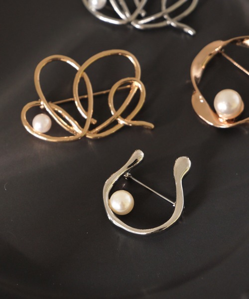 epic day（エピックデイ）の「パール×ニュアンスラインブローチ（ブローチ/コサージュ・レディース・ゴールド系その他2/ゴールド系その他/シルバー系その他/シルバー系その他2・F）」の2枚目の写真