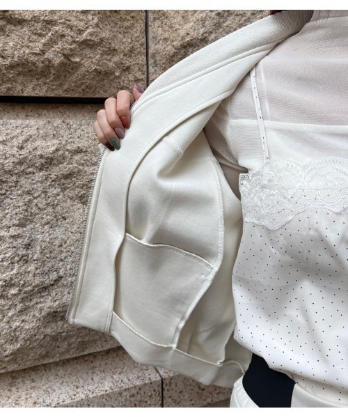 LUGIVA（ルギヴァ）の「【LUGIVA/ルギバ】チュールレイヤードスリーブジップアップブルゾン（ブルゾン・レディース・オフホワイト/ブラック・FREE）」の15枚目の写真