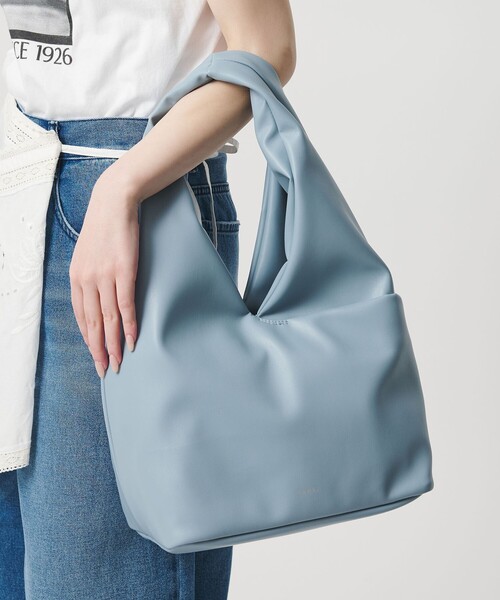 YAHKI（ヤーキ）の「＜YAHKI＞レザーライク ソフト クロス ビッグ ショルダーバッグ（ショルダーバッグ・レディース・ブラック/ライトブルー・FREE）」の2枚目の写真