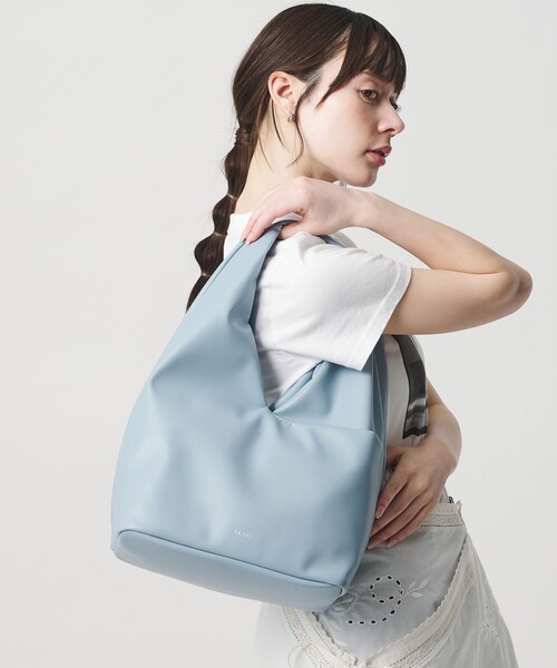 YAHKI（ヤーキ）の「＜YAHKI＞レザーライク ソフト クロス ビッグ ショルダーバッグ（ショルダーバッグ・レディース・ブラック/ライトブルー・FREE）」の5枚目の写真
