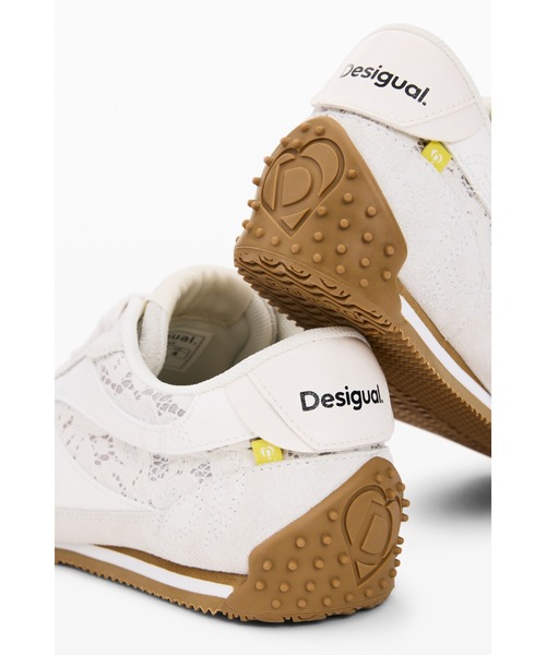 Desigual(デシグアル)の「オフホワイトレース切り替え ガムソールローカットスニーカー(スニーカー・レディース・ホワイト・36/37/38/39/40/41)」の3枚目の写真