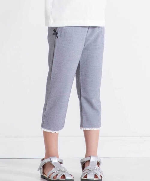 BeBe(ベベ)の「裾レースサッカーストレッチカプリパンツ(その他パンツ・キッズ・ブラック/グレー系その他・110cm/130cm/120cm/140cm/150cm)」の2枚目の写真
