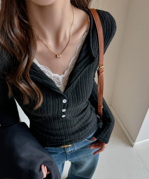 Emilie(エミリー)の「レースドッキングリブニットトップス(Tシャツ/カットソー・レディース・ベージュ/チャコールグレー/アイボリー/ブラック・FREE)」の18枚目の写真
