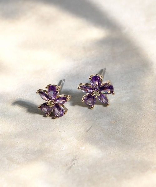 Zoule(ゾーラ)の「Zoule ゾーラ:FLOWER LETTER SERIES jewel flower letter4 花言葉 スミレ バラ ピアス(ピアス(両耳用)・レディース・レッド/パープル・FREE)」の1枚目の写真