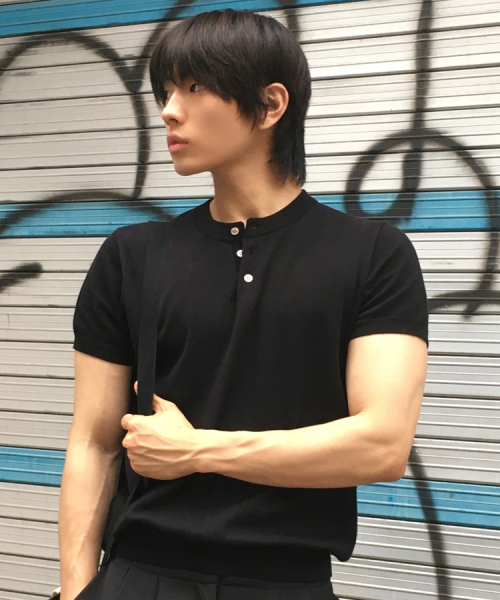 LEIRE（ルアール）の「マッスルフィットヘンリーネック半袖ニット[ブラック]（Tシャツ/カットソー・メンズ・その他・MEDIUM/LARGE/X-LARGE）」の4枚目の写真