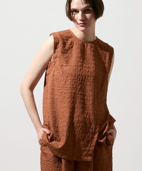 leswel(レスウェル)の「【M/L】【速乾】ふくれジャガードノースリーブブラウス(シャツ/ブラウス・レディース・ブラウン/ライトグレー/ブラック・M/L)」の4枚目の写真