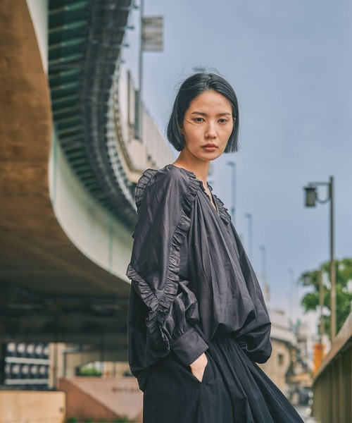 LEPSIM(レプシィム)の「《オフィスライン》シルク混デザインブラウス 637920(シャツ/ブラウス・レディース・オフホワイト/チャコールグレー・FREE)」の2枚目の写真