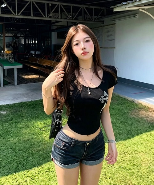 nonomi(ノノミ)の「【Y2K】ラインストーンクロス Uネック クロップド半袖Tシャ(Tシャツ/カットソー・レディース・ホワイト/ブラック・M)」の5枚目の写真