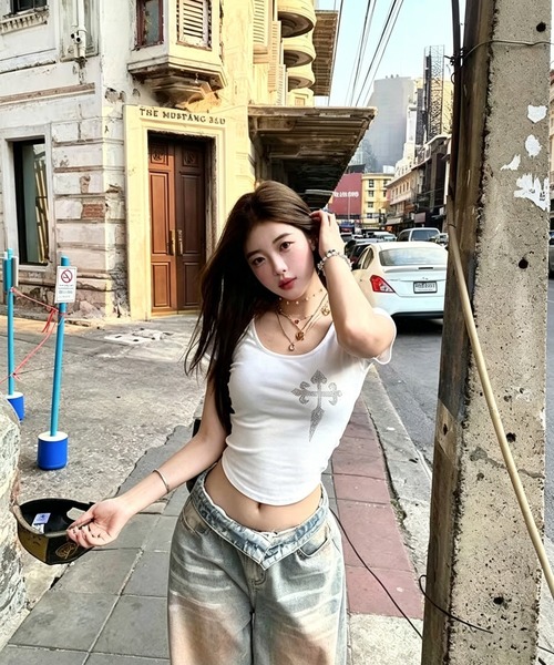 nonomi(ノノミ)の「【Y2K】ラインストーンクロス Uネック クロップド半袖Tシャ(Tシャツ/カットソー・レディース・ホワイト/ブラック・M)」の13枚目の写真