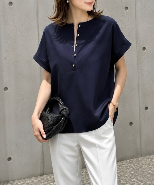 Emma Taylor(エマテイラー)の「【前後2WAY】ジョーゼットヘンリーネックTブラウス(シャツ/ブラウス・レディース・ホワイト/ブラック/ネイビー・FREE)」の3枚目の写真