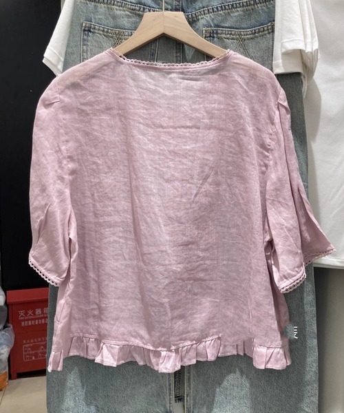 LUCPY(ラクピー)の「フリルヘムギャザーブラウス 半袖 ナチュラルシルエット(シャツ/ブラウス・レディース・ベージュ/ピンク/ホワイト・XX-LARGE/X-LARGE/LARGE/MEDIUM)」の4枚目の写真