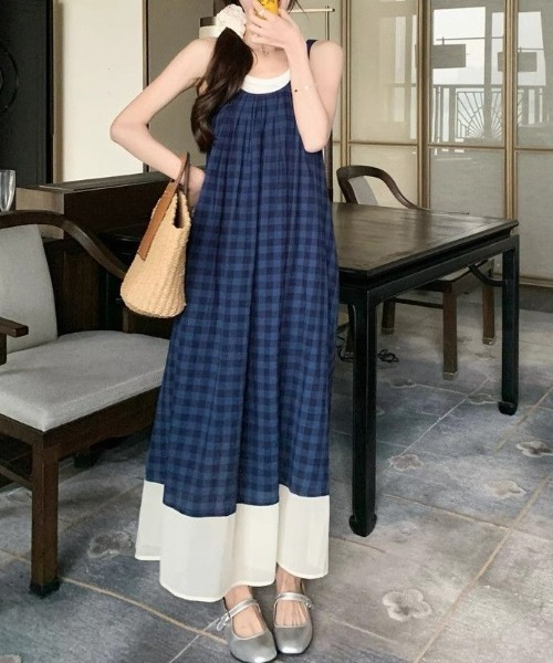 AMAJI(アマジ)の「チェック柄 ノースリーブ キャミソールワンピース(ワンピース・レディース・ブルー・SMALL/MEDIUM/LARGE/X-LARGE)」の1枚目の写真