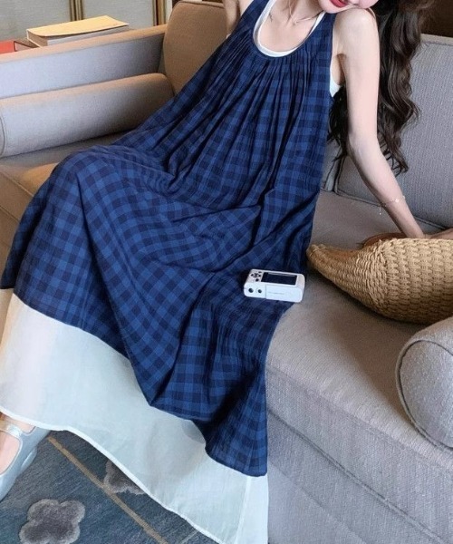 AMAJI(アマジ)の「チェック柄 ノースリーブ キャミソールワンピース(ワンピース・レディース・ブルー・SMALL/MEDIUM/LARGE/X-LARGE)」の3枚目の写真