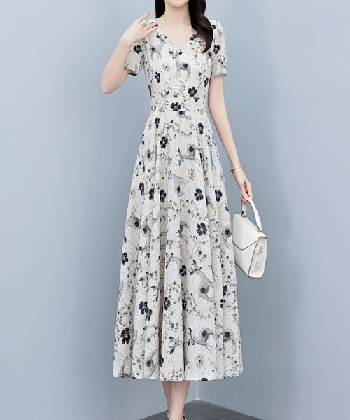 LUCPY(ラクピー)の「フラワープリント Vネックフレアワンピース(ワンピース・レディース・ホワイト・XX-LARGE/X-LARGE/LARGE/MEDIUM)」の3枚目の写真