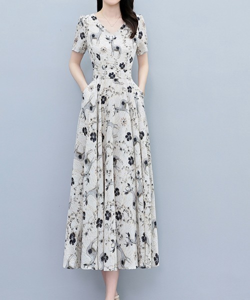 LUCPY(ラクピー)の「フラワープリント Vネックフレアワンピース(ワンピース・レディース・ホワイト・XX-LARGE/X-LARGE/LARGE/MEDIUM)」の2枚目の写真
