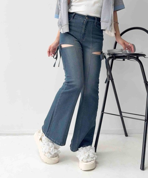 AS KNOW AS plus(アズノゥアズプラス)の「〇スリットリボン 美脚見え フレアデニムパンツ(デニムパンツ・レディース・サックスブルー/ブラック系/イエロー系・FREE)」の13枚目の写真