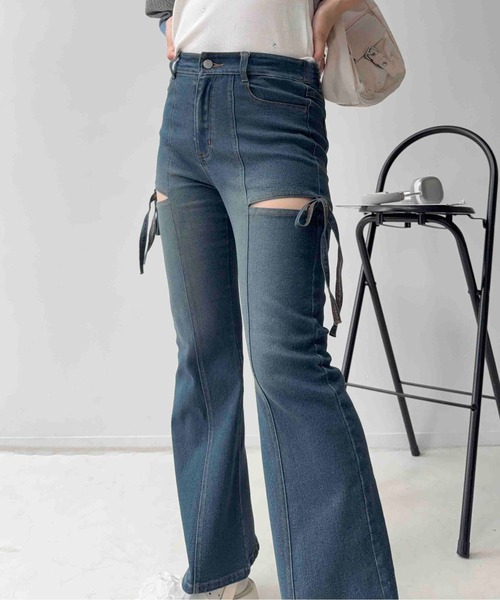 AS KNOW AS plus(アズノゥアズプラス)の「〇スリットリボン 美脚見え フレアデニムパンツ(デニムパンツ・レディース・サックスブルー/ブラック系/イエロー系・FREE)」の5枚目の写真