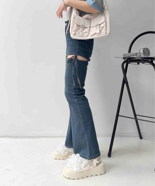 AS KNOW AS plus(アズノゥアズプラス)の「〇スリットリボン 美脚見え フレアデニムパンツ(デニムパンツ・レディース・サックスブルー/ブラック系/イエロー系・FREE)」の15枚目の写真