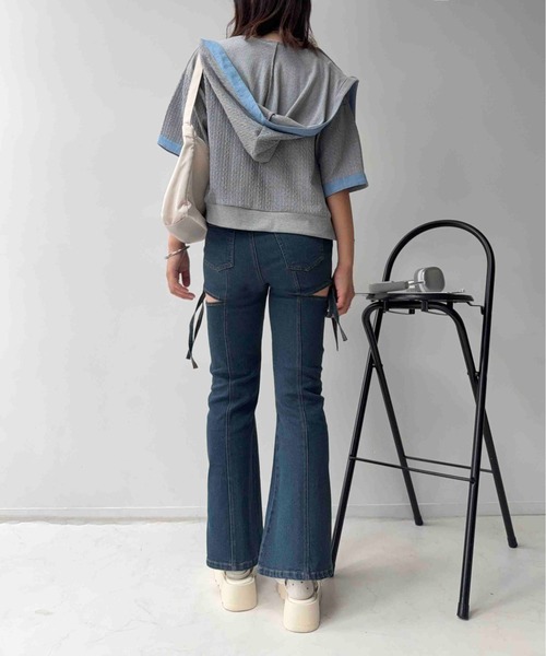 AS KNOW AS plus(アズノゥアズプラス)の「〇スリットリボン 美脚見え フレアデニムパンツ(デニムパンツ・レディース・サックスブルー/ブラック系/イエロー系・FREE)」の8枚目の写真