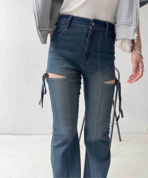 AS KNOW AS plus(アズノゥアズプラス)の「〇スリットリボン 美脚見え フレアデニムパンツ(デニムパンツ・レディース・サックスブルー/ブラック系/イエロー系・FREE)」の6枚目の写真