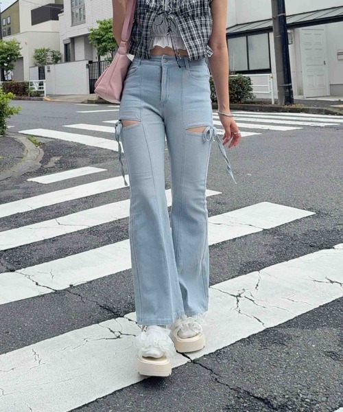 AS KNOW AS plus(アズノゥアズプラス)の「〇スリットリボン 美脚見え フレアデニムパンツ(デニムパンツ・レディース・サックスブルー/ブラック系/イエロー系・FREE)」の22枚目の写真