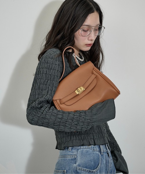 THE YOn(ザヨン)の「フラップスクエアハンドバッグ(ハンドバッグ・レディース・セージグリーン/ブラック/キャメル・FREE)」の14枚目の写真