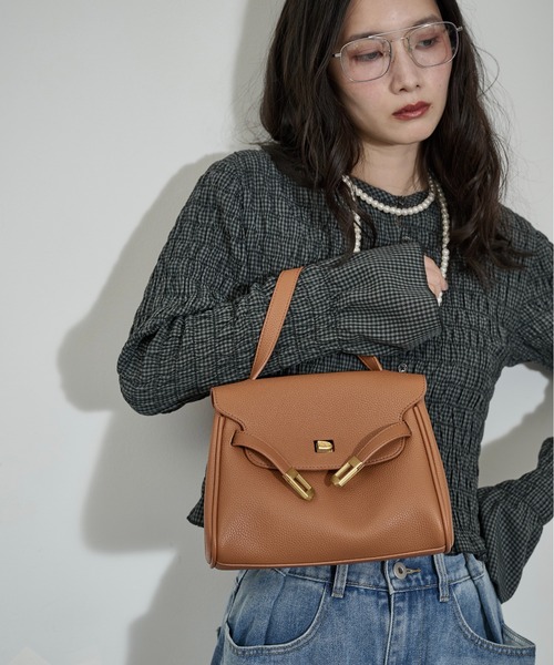 THE YOn(ザヨン)の「フラップスクエアハンドバッグ(ハンドバッグ・レディース・セージグリーン/ブラック/キャメル・FREE)」の22枚目の写真