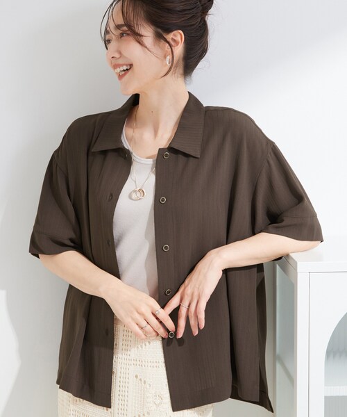 SHOO・LA・RUE（シューラルー）の「【通気性〇/ひんやり/S-LL】洗濯後しわになりにくい とろみストライプシャツ（シャツ/ブラウス・レディース・チャコールグレー/ブルー/ブラウン系その他・01/02/03/04）」の2枚目の写真