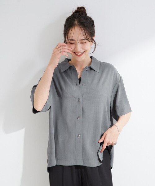 SHOO・LA・RUE（シューラルー）の「【通気性〇/ひんやり/S-LL】洗濯後しわになりにくい とろみストライプシャツ（シャツ/ブラウス・レディース・チャコールグレー/ブルー/ブラウン系その他・01/02/03/04）」の5枚目の写真