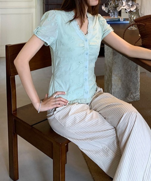CHUL(チュル)の「レースヘムシャーリングブラウス(シャツ/ブラウス・レディース・グリーン/ホワイト/ピンク・LARGE/MEDIUM/SMALL)」の2枚目の写真