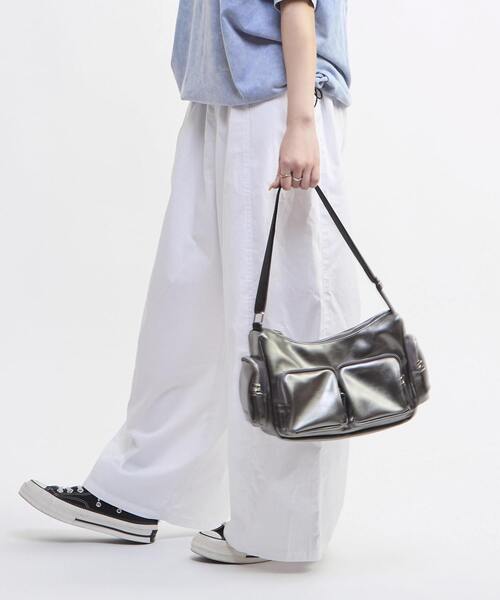 CONVERSE TOKYO(コンバーストウキョウ)の「マルチポケットショルダーバッグ / メタリックバッグ / MULTI POCKET SHOULDER BAG(ショルダーバッグ・レディース・ブラック/ブラウン/シルバー・FREE)」の1枚目の写真