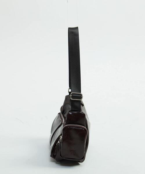 CONVERSE TOKYO(コンバーストウキョウ)の「MULTI POCKET SHOULDER BAG(ショルダーバッグ・レディース・ブラック/ブラウン/シルバー・FREE)」の17枚目の写真