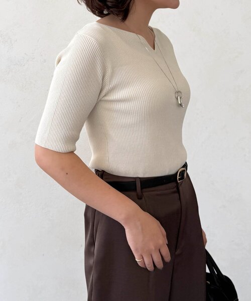 Chez toi(シェトワ)の「前後2WAY5分袖キーネックリブニット(ニット/セーター・レディース・ブルー/ブラック/アイボリー・FREE)」の6枚目の写真