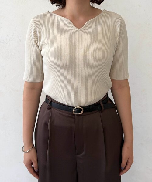 Chez toi(シェトワ)の「前後2WAY5分袖キーネックリブニット(ニット/セーター・レディース・ブルー/ブラック/アイボリー・FREE)」の11枚目の写真