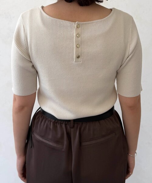Chez toi(シェトワ)の「前後2WAY5分袖キーネックリブニット(ニット/セーター・レディース・ブルー/ブラック/アイボリー・FREE)」の12枚目の写真