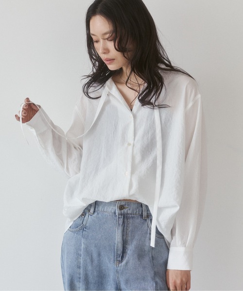 hunch（ハンチ）の「丈２WAY バックギャザー ボウタイブラウス（シャツ/ブラウス・レディース・ブルー/ブラック/オフホワイト・FREE）」の2枚目の写真