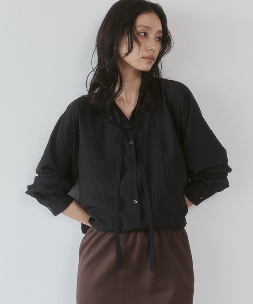 hunch（ハンチ）の「丈２WAY バックギャザー ボウタイブラウス（シャツ/ブラウス・レディース・ブルー/ブラック/オフホワイト・FREE）」の3枚目の写真