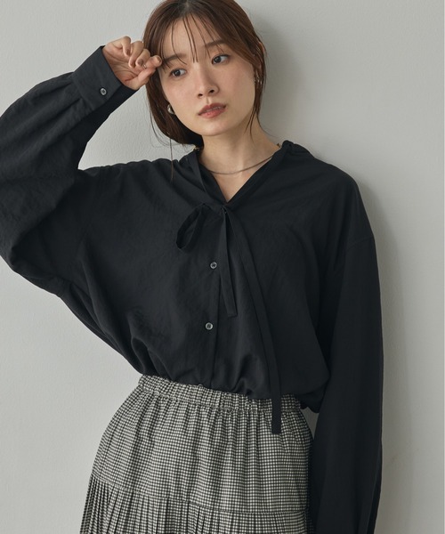 hunch（ハンチ）の「丈２WAY バックギャザー ボウタイブラウス（シャツ/ブラウス・レディース・ブルー/ブラック/オフホワイト・FREE）」の21枚目の写真