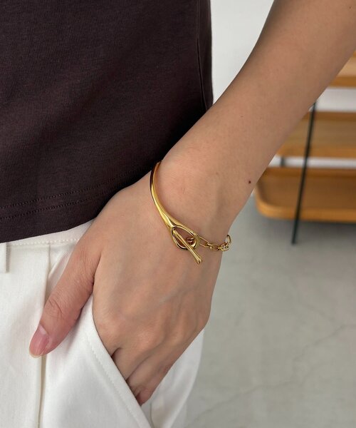 CAPRICIEUX LE'MAGE(カプリシューレマージュ)の「〈GOLDY/ゴールディ〉【ステンレス】バーフックバングル(リング・レディース・シルバー/ゴールド・FREE)」の6枚目の写真
