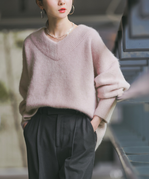 Noble（ノーブル）の「《WEB・一部店舗限定追加》YAKワイドVネックニット（ニット/セーター・レディース・ブルー/ホワイト系その他/ピンク系その他・FREE）」の3枚目の写真