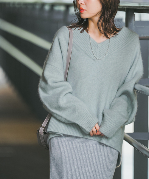 Noble（ノーブル）の「《WEB・一部店舗限定追加》YAKワイドVネックニット（ニット/セーター・レディース・ブルー/ホワイト系その他/ピンク系その他・FREE）」の2枚目の写真