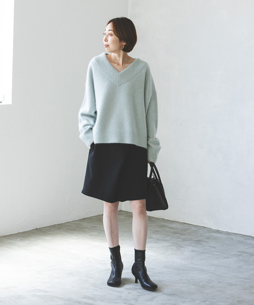Noble（ノーブル）の「《WEB・一部店舗限定追加》YAKワイドVネックニット（ニット/セーター・レディース・ブルー/ホワイト系その他/ピンク系その他・FREE）」の17枚目の写真