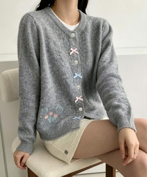 LEMOA(レモア)の「リボン&フラワー刺繍ニットカーディガン(カーディガン/ボレロ・レディース・ピンク/ホワイト/グレー・FREE)」の2枚目の写真
