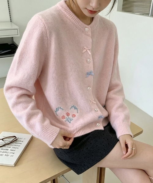LEMOA(レモア)の「リボン&フラワー刺繍ニットカーディガン(カーディガン/ボレロ・レディース・ピンク/ホワイト/グレー・FREE)」の3枚目の写真