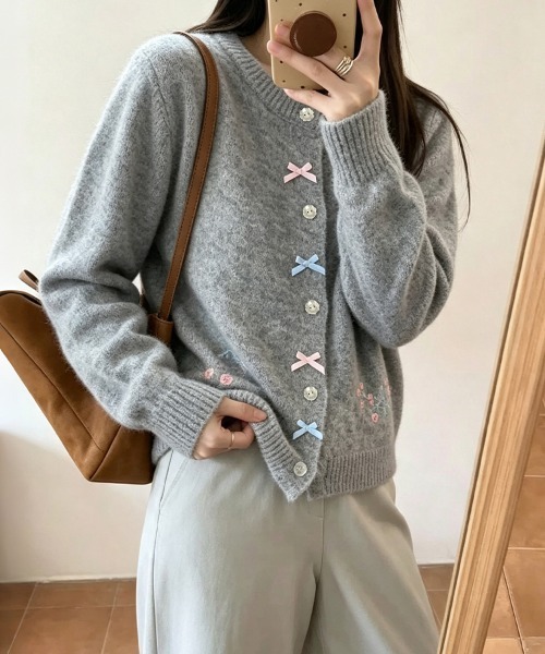 LEMOA(レモア)の「リボン&フラワー刺繍ニットカーディガン(カーディガン/ボレロ・レディース・ピンク/ホワイト/グレー・FREE)」の4枚目の写真
