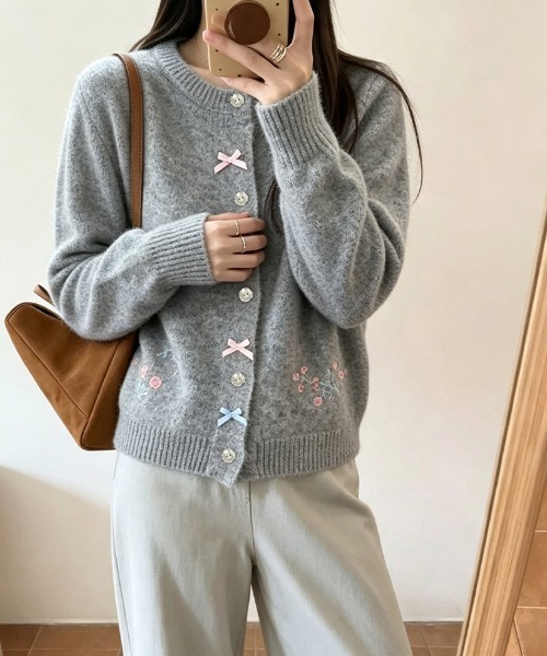 LEMOA(レモア)の「リボン&フラワー刺繍ニットカーディガン(カーディガン/ボレロ・レディース・ピンク/ホワイト/グレー・FREE)」の5枚目の写真